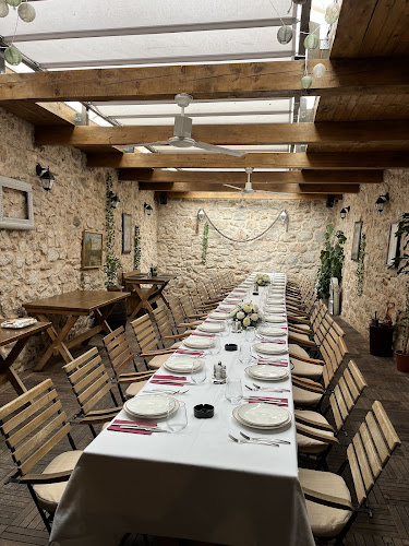 Kamena terasa restorana Albatros pripremljena za grupu
